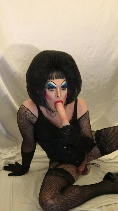 Drag Queen Slut inserts anal beads then cleans them off