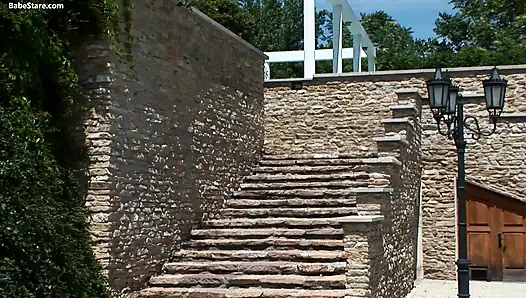 Sarışın genç kız bu çifte penetrasyon hissini seviyor