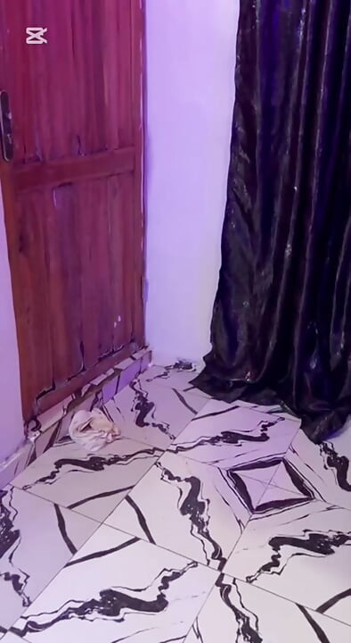 Gagică reală amatoare negresă cu corp natural în formă