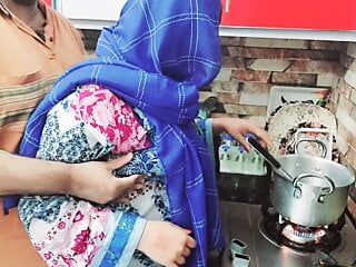 Mătușă timidă Desi futută în bucătărie de nepot în timp ce gătea