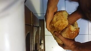 Bir somun ekmeği sert sikiyor