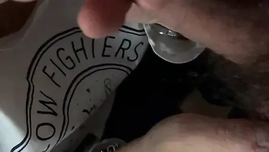 Istriku nyepong kontolku pelan-pelan sampai crot banyak banget