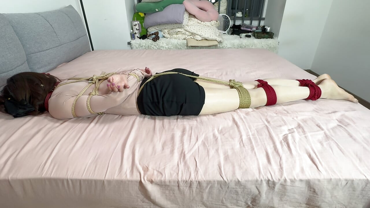 Ol Struggles on the Bed, Hanging Legs Orgasm