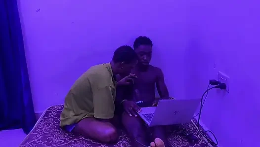 En Iyi Arkadaşımla Oynamaktan Beni Sert Sikiyor