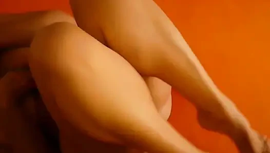 Schöne reife und ihr nacktes bett spielen