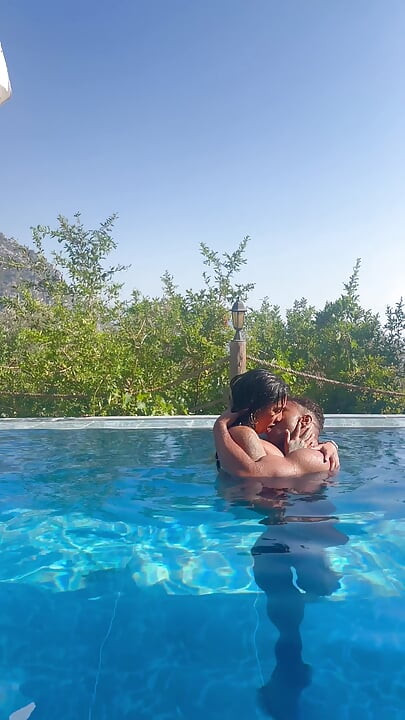 Siendo Infiel a Mi Marido Con El Vecino De Polla Enorme En La Piscina Yasmina Khan