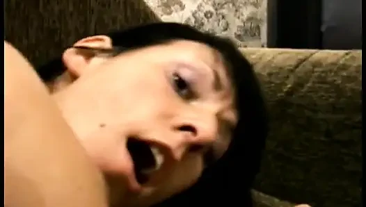 Kuzgun saçlı kedili sevimli Rus öğrenci kız köşk ucundan sikilmeyi seviyor