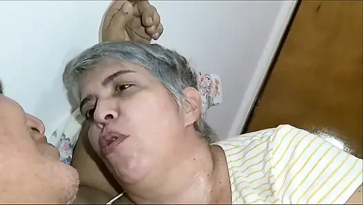 Настоящее видео зрелой пары без горячего, полный сценарий, она показывает, как ей нравится доминировать