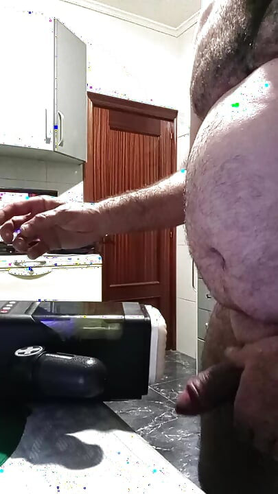 통통한 성숙한 잘생긴 남자가 크고 굵은 자지를 가지고 내 섹스 머신을 박아서 내가 안에 사정할 때까지