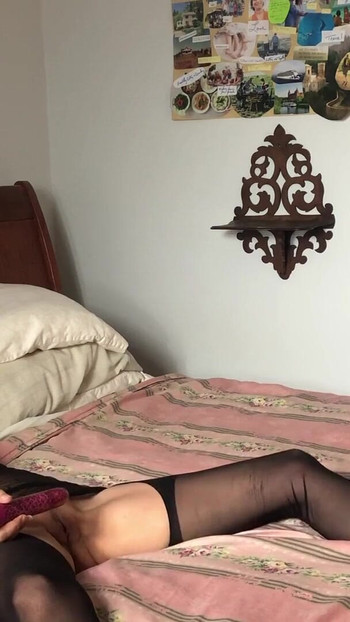 Moment cheie de la "Bunicuța amatoare în lenjerie face videoclip pentru vecinul nou frumos"