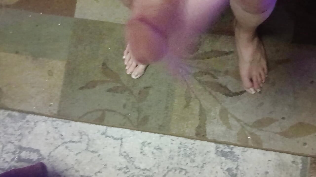 Aku membelai penisku
