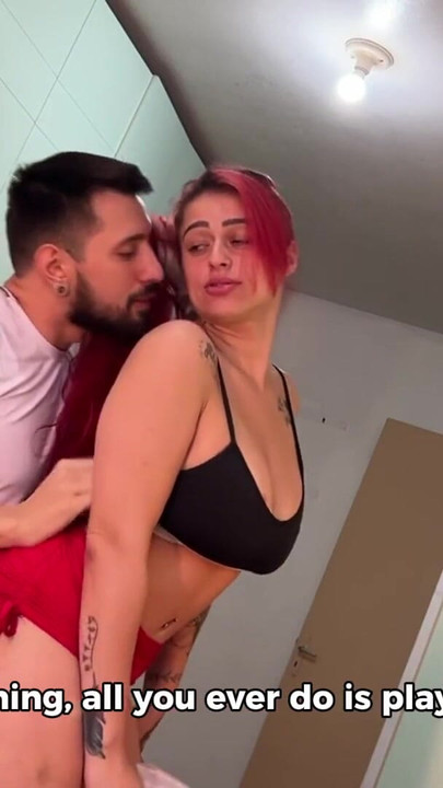 Zapanjujući trenutak iz filma "Pokušavam igrati videoigre, ali moja žena je samo željela seks - Amaterski par"
