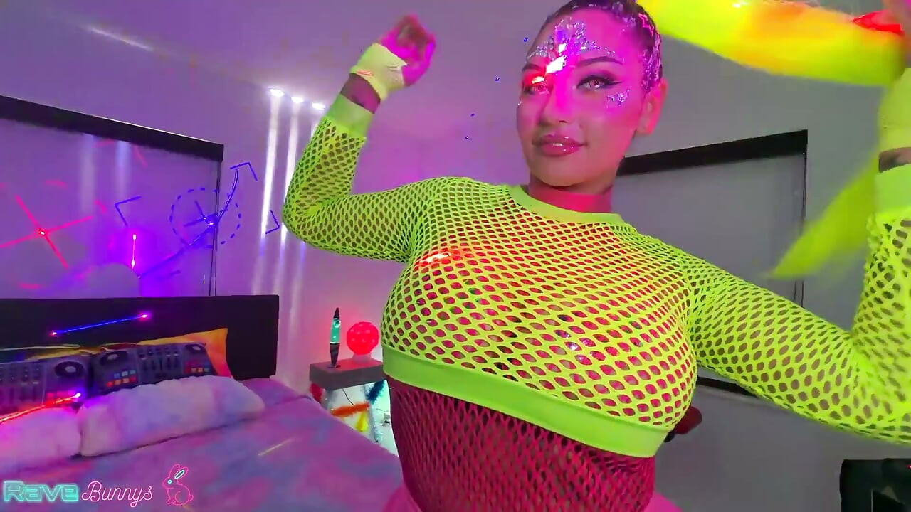 Vivian Taylor Takes Brian Omally's Massive Cock Balls Deep Missionary!