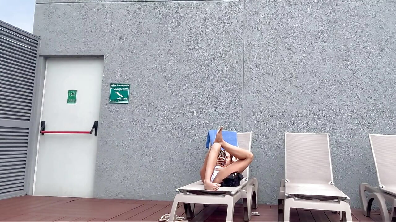 Grabé a mi famoso vecino tomando el sol en el campo dental