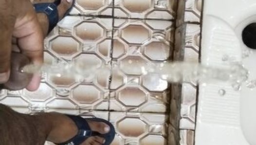 Chico paquistaní por primera vez sube su video de mear. él está meando en el baño en posición de pie