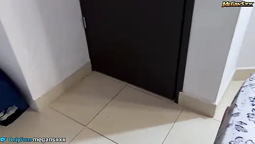 Эй, сосед, не заходи, моя жена приедет в любой момент.