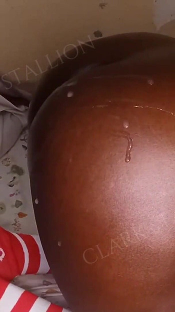 Moment spectaculaire de « Éjaculation énorme sur son gros cul africain juteux après l’avoir baisée très fort »