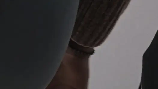 Fremder mit riesiger erektion, ejakulat im u-bahn-zug auf zufälligen strumpfhosen des mädchens