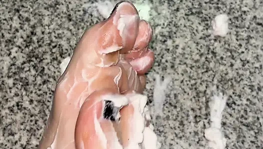 Pejuh kocok di kaki telanjangku