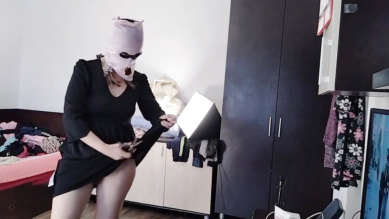 Amateur-ehefrau Hat Spaß, Kleidung Zu Probieren, Die Sie Schneidet.