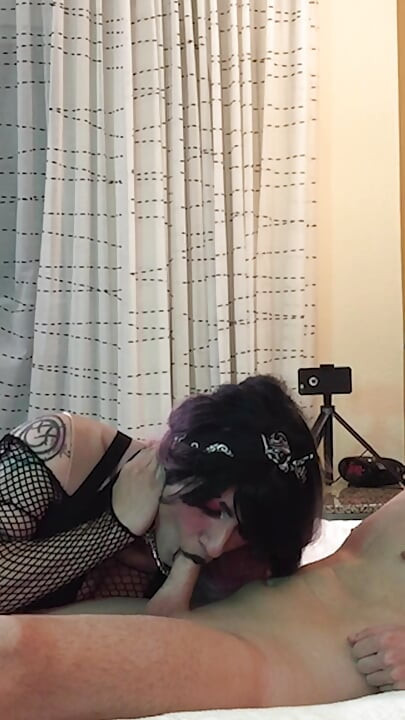 Jade Madison, tapette gothique, s’enfile une bite au fond de la gorge - compilation 1