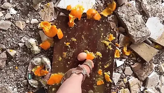 Давили под каблуками