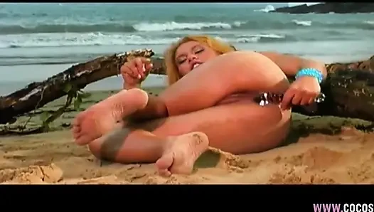Sarışın tropikal plajda çıplak soyunuyor ve mastürbasyon yapıyor