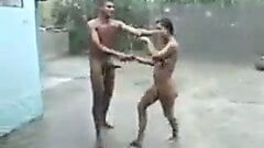 Indischer regnerischer Sex im Freien