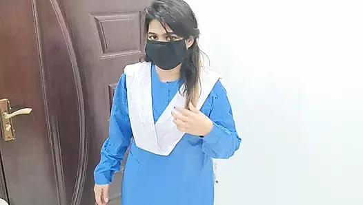 德西女学生穿着校服在她的继兄弟面前