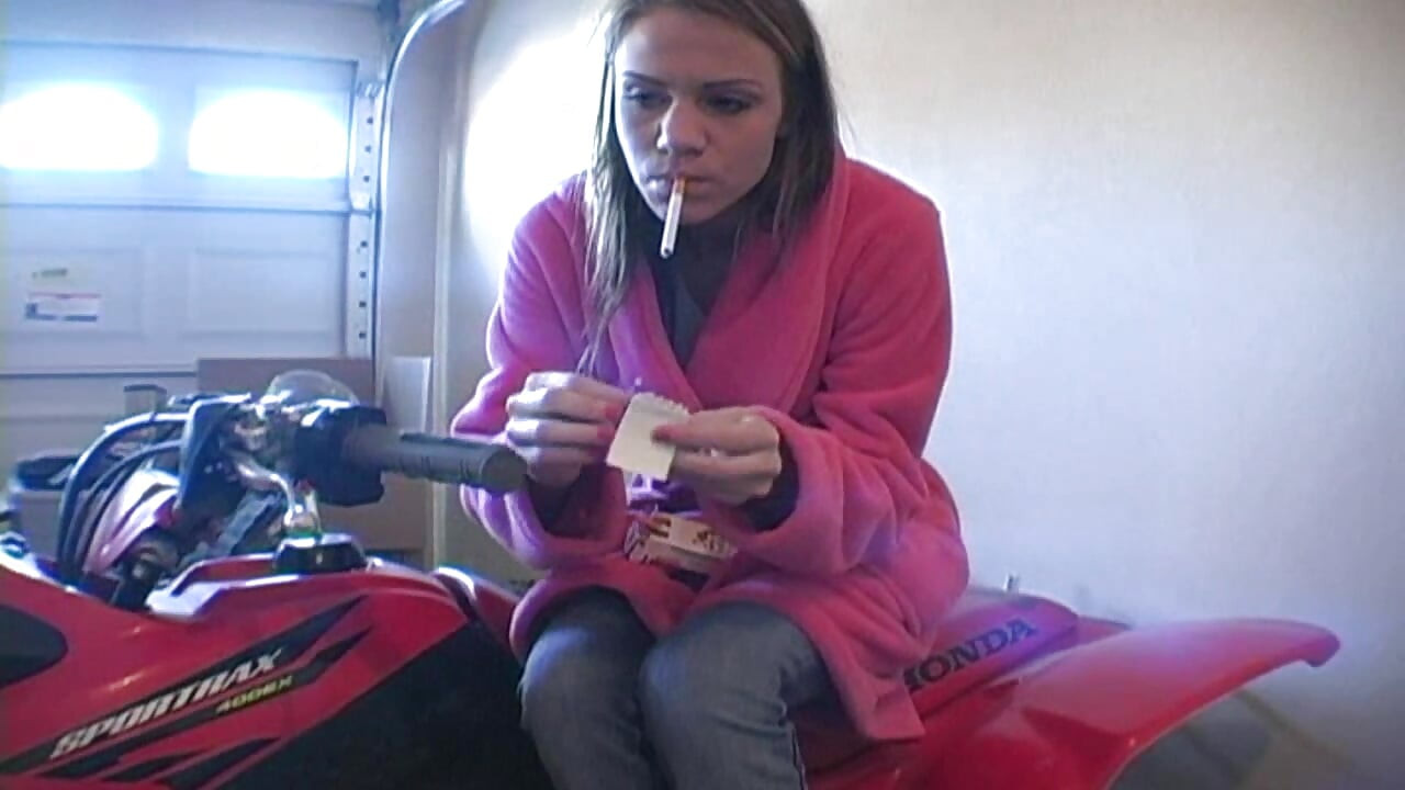 애디슨 로즈를 특징으로하는 애디슨 로즈 흡연