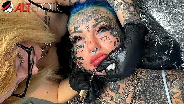 Австралийская бомба Amber Luke получает новую татуировку на подбородке