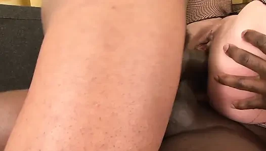 Anita Vixen засовывает два больших черных членика в ее задницу одновременно!