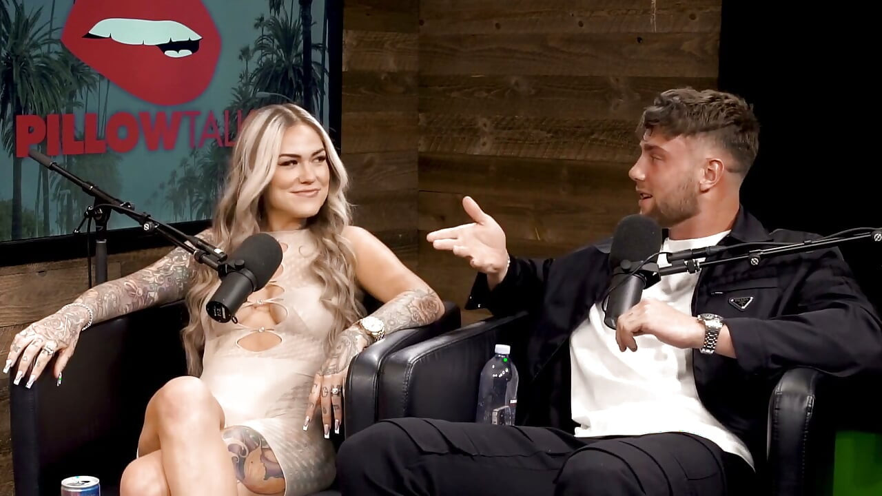 Karmen Karma rocía leche materna en la cara (co-presentado por Harry Jowsey)