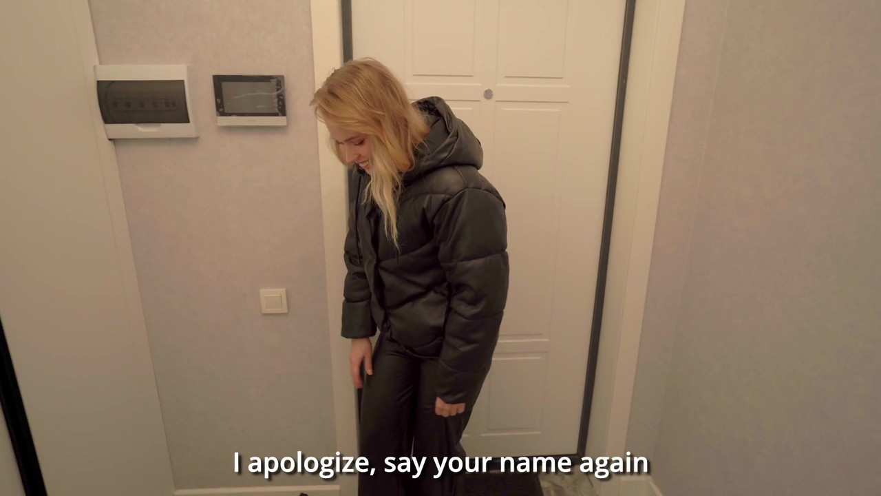 新来的女仆做不好，所以她不得不操她的小穴并在嘴里射精