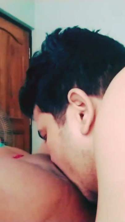 Seksi yenge Ankita erkek arkadaşının yarağını emiyor ve biniyor | Klip 1
