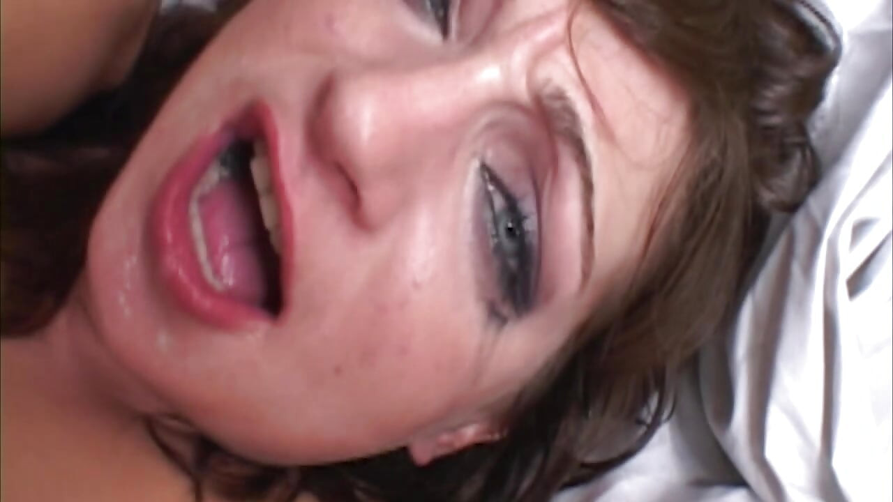 Lágrimas de felicidad en sus ojos mientras él embiste con fuerza el anal