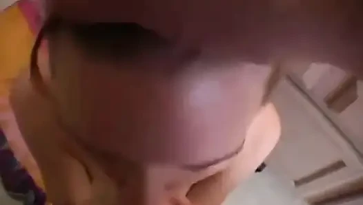 Tatlı genç kız bakış açısıyla erkek arkadaşının sert yarağını emiyor