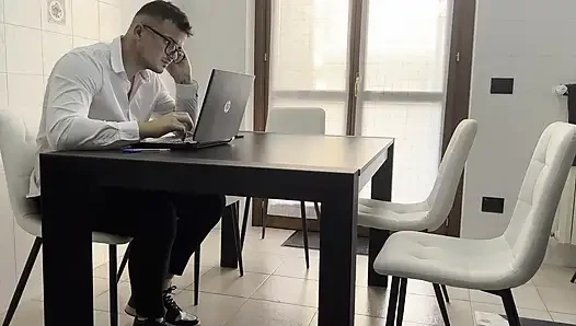 Секретарь мастурбирует на работе, но её видит начальник