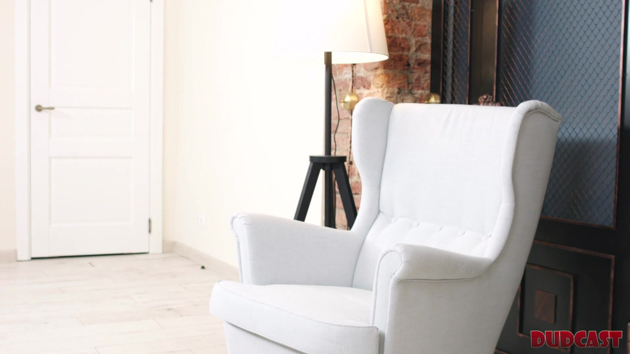 脆弱的美女在他的工作室与经纪人发生性关系后被中出