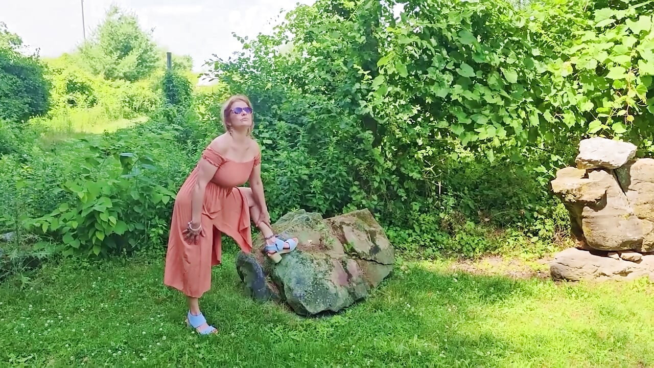 Maman sexy, Onlyfan, vidéo, contenu de gros nichons dans la cour, compilation de aperçus