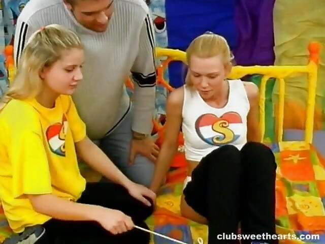 Debbie y Rowena en un trío caliente