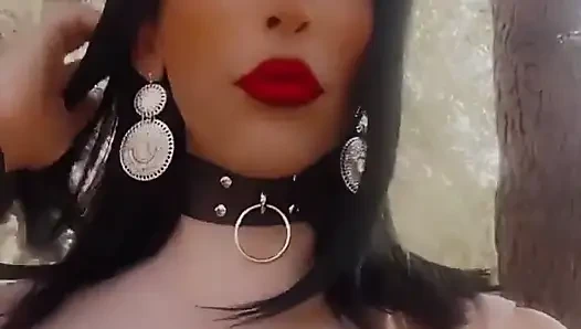 Göğüslerimi çıkartmak ister misin? O zaman ağzın buna değer olduğunu kanıtlamaya hazır olmalı!