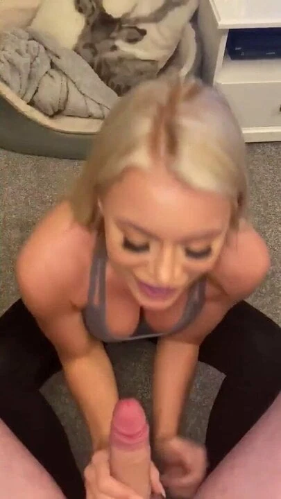 Blue eyed hot blonde sucks while doing abs