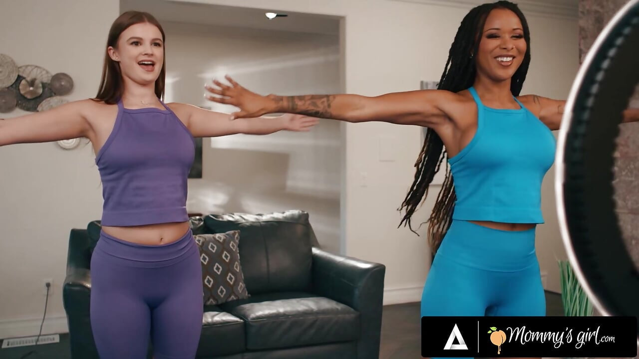 La niña de mamá - Sky Wonderland ve las polainas rasgadas de la madrastra Cali Sweets y convierte el entrenamiento en sexo