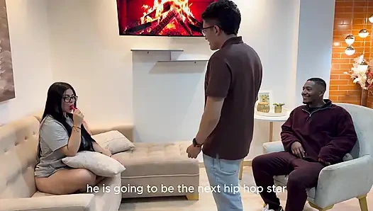 Latino Mit Einer Riesigen BBC Schleicht Sich Auf Den Rücken Seines Besten Freundes, Um Seine Ungezogene Freundin In Ihre Enge Muschi Zu Ficken