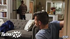 Troye Dean sabe la mejor manera de hacer que su nuevo hermanastro Ryan Bailey se sienta bienvenido, perforando su agujero - twinkpop
