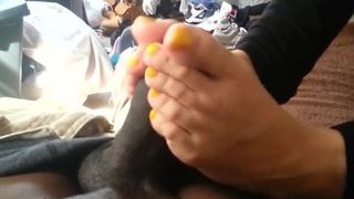 Toejob - unhas dos pés amarelas