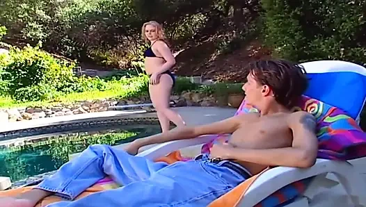 Heiße 20-jährige blondine wird im pool gefickt und bekommt ihren mund voller sperma