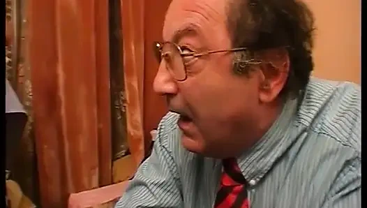 Две немецкие дамы здесь, чтобы ублаговать его член в тройничке