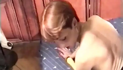 Kıllı kızıl saçlı olgun erkek delisi aynı anda iki yarakla sikiliyor!